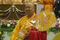 印顺大和尚荣获泰国朱拉隆功大学颁发的佛学博士学位
