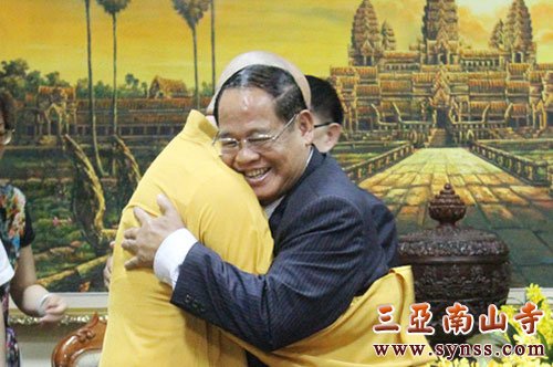 14孟肯部长临别时的热情拥抱