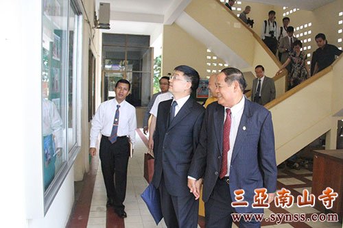 15孟肯部长带领陈宗荣副局长一行参观宗教部