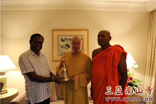 15 班达拉副校长及加纳拉提那系主任向印顺大和尚赠送礼物.jpg