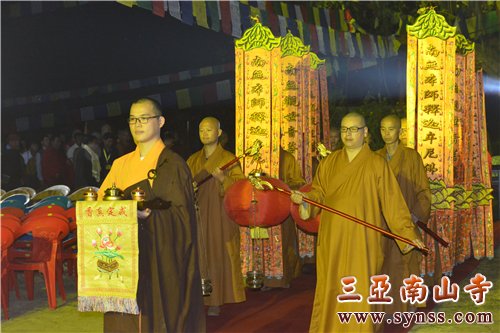 迎请和平之光仪仗队护送圣火缓缓进入会场