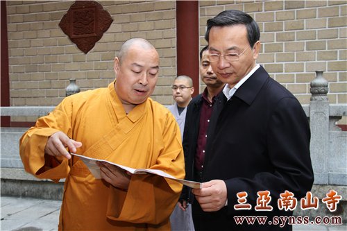 印顺大和尚为李军副书记介绍《智慧东方》杂志