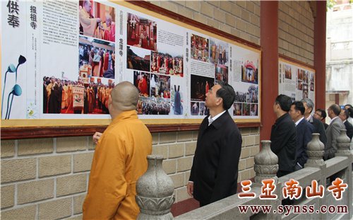 印顺大和尚向李军副书记介绍弘法寺板报内容