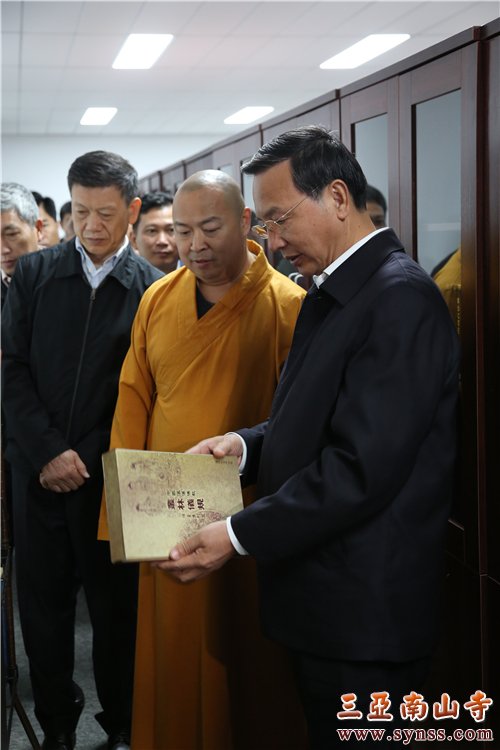 李军副书记考察了本焕学院图书馆