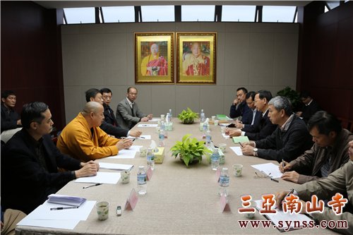 在本焕学院会议室,印顺大和尚与李军一行亲切交谈