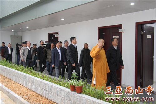 印顺大和尚向李军副书记介绍本焕学院的发展情况
