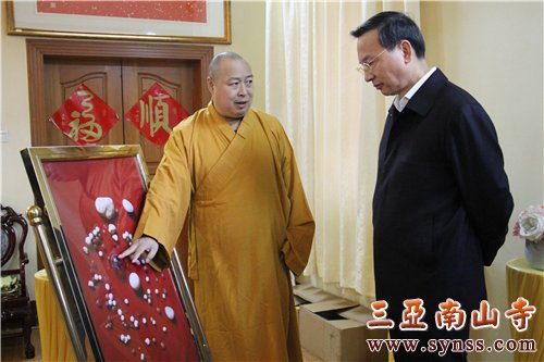 印顺大和尚为李军副书记介绍本老舍利