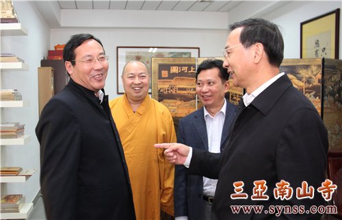李军副书记与文化中心石导交谈