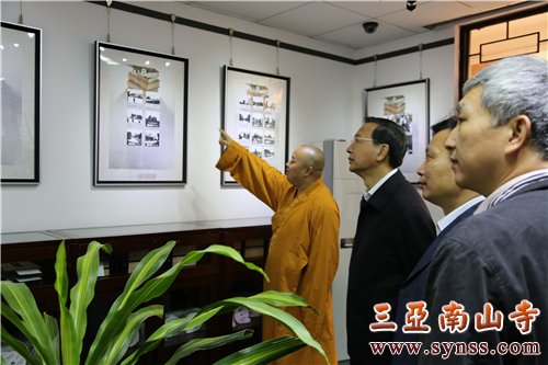 印顺大和尚为李军副书记介绍本焕长老事迹