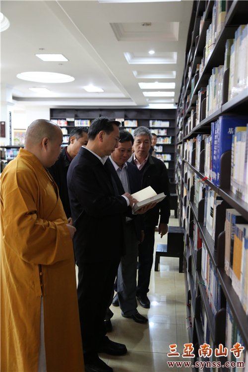 李军一行参观弘法寺图书馆