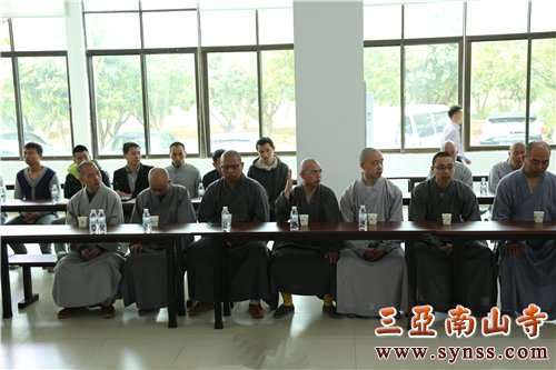 开学典礼上,学僧们举行回答大和尚的问题