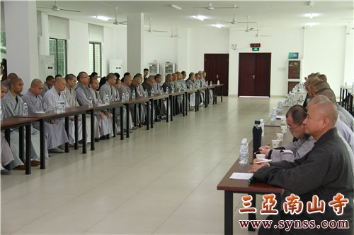 开学典礼上本焕学院全体师生聆听大和尚开示