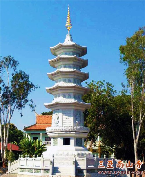 位于柬埔寨金边的波莱波廊寺的本焕塔--仿隋代风格的纯花岗岩石结构,塔刹采用柬埔寨南传佛教风格的铜制镂空雕花相轮,堪称中柬汉传与南传佛教风格的完美结合