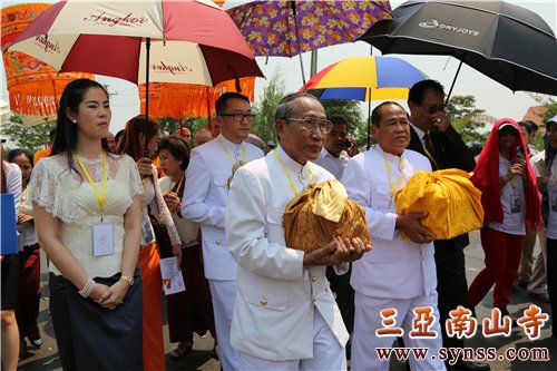 柬埔寨宪法委员会主席、柬中友好协会主席艾森沃(左)和柬埔寨宗教部部长孟肯(右)手捧本老舍利函