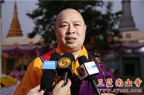 印顺大和尚在近四十度的酷暑下接受凤凰卫视、凤凰网及南海佛教的采访