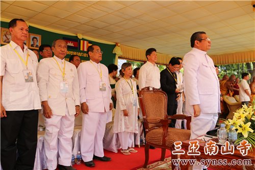 庄严的中华人民共和国国歌和悠扬的柬埔寨王国国歌开启恭请本焕长老舍利庆典的序幕