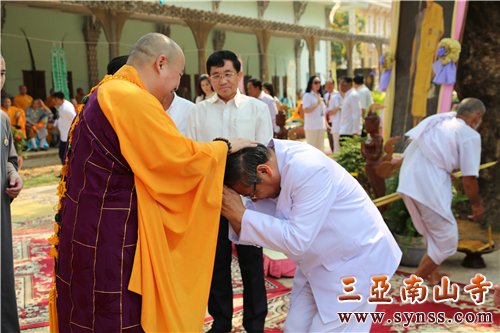 印顺大和尚为柬埔寨副总理任财利摸顶加持