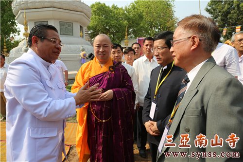 柬埔寨副总理任财利和中国国家宗教局副局长蒋坚永和中国佛教协会副会长、海南省佛教协会会长、深圳弘法寺方丈印顺大和尚亲切交谈