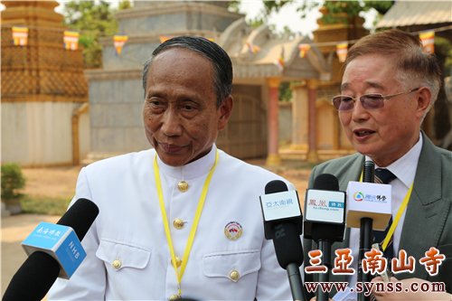 迎请本老舍利法会圆满结束后,柬埔寨宪法委员会主席、柬中友好协会主席艾森沃(左)接受凤凰网、亚太卫视、腾讯网及南海佛教多家媒体的采访
