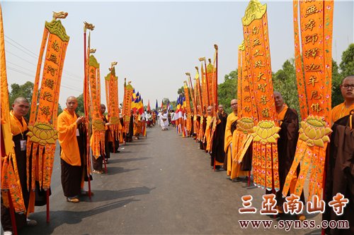 中柬僧众护法团队伍共同护送本老舍利到波莱波浪寺永久安奉