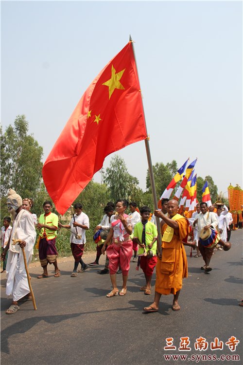 中柬情谊深长,南传法师高举中国国旗