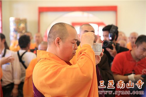 洒净仪式。(图片来源:凤凰佛教 摄影:林恩)