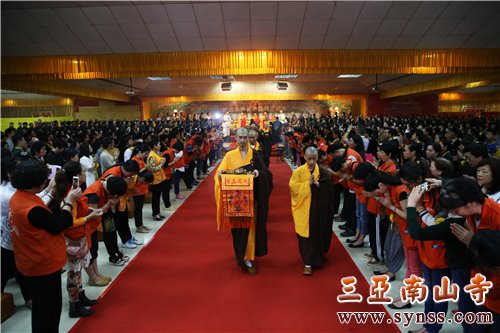 僧俗弟子组成的迎请队迎请弘法寺三位首座主法 摄影:邓银生