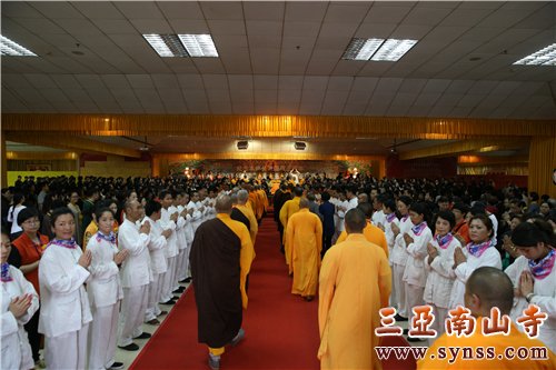 整齐有序步入法会现场的法师队伍 摄影:邓银生