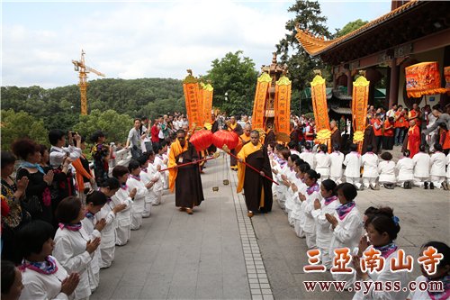 居士们列队跪迎法师队伍 摄影:邓银生