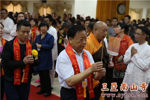 功德主上台拈香 摄影:邓银生