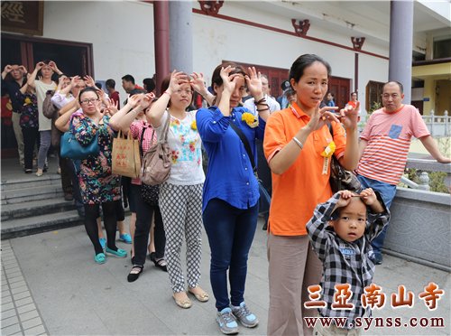 信众参加法会拈香为逝去的亲人祈福 摄影:慧润