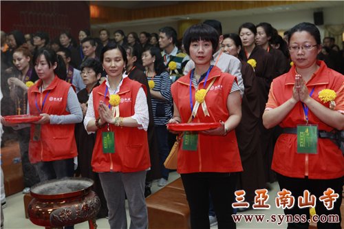 法会现场精神抖擞的义工师兄们 摄影:顿宏