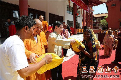 王作安局长,印顺大和尚下心含笑给尼泊尔贫困居民发放爱心大米 摄影:顿俊