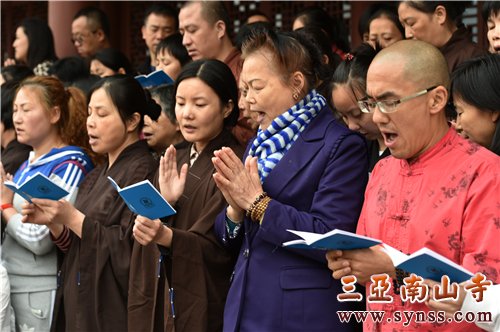 发心信众,高声唱诵放生仪规 摄影:常安