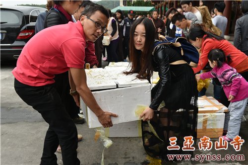 携手托起生命新希望 摄影:常安