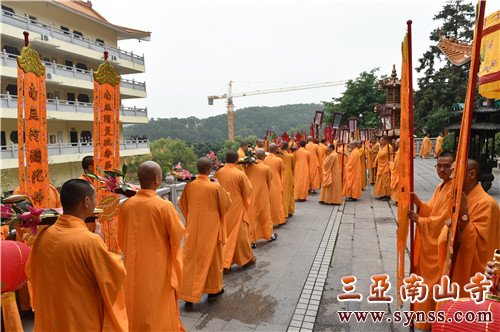 前往大雄宝殿的法师队伍 摄影:常安