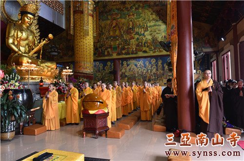 大雄宝殿内,僧俗共祈福 摄影:常安