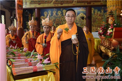 为牌位洒净加持 摄影:常安