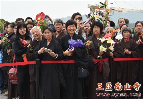 大雄宝殿外,满脸笑容的信众 摄影:常安
