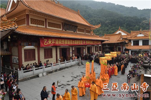 从大雄宝殿前往化场 摄影:常安