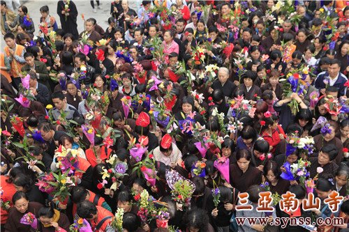 大雄宝殿外庞大的送圣队伍 摄影:顿宏