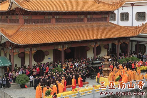 卧佛殿前法会现场 摄影:顿宏