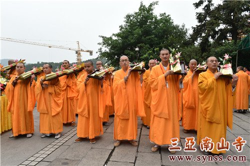 手持牌位的法师们 摄影:常安