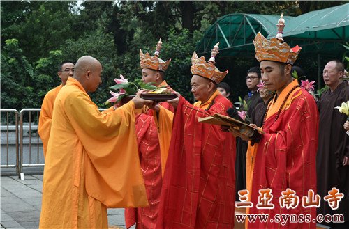 主法法师亲手恭送诸牌位 摄影:常安