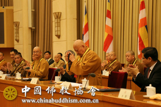 传印长老卸任中国佛教协会会长,被礼请为名誉会长,向全体代表、特邀代表致谢