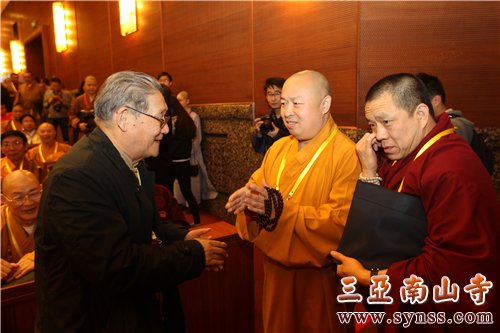 印顺大和尚与楼宇烈教授交谈(摄影:姚勇)