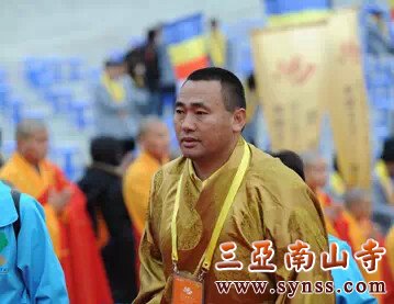 33副会长东宝·仲巴呼图克图活佛(藏),48岁,四川省九龙县人,1991年,被大司徒仁波切认定为第十六世仲巴活佛的转世灵童,成为第十七世东宝·仲巴仁波切。次年4月,举行继承历史法位的坐床大典。从此,第十七世东宝·仲巴仁波切正式成为邦坡、卓杰二寺的教主。2001年,按照历史沿革驻锡云南丽江指云寺,任丽江地区十三大寺教主。现为全国政协委员,云南省迪庆州香格里拉县政协副主席。.jpg