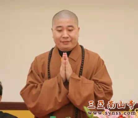 35副会长则悟法师,41岁,浙江瑞安人氏。1982年于浙江瑞安朝真寺遁入空门,修习佛法;1992年10月于福州林阳寺受具足戒,1998年毕业于闽南佛学院,现任福建省政协委员、福建省政协民宗委委员、福建省佛教协会副会长、福建省海外联谊会常委、厦门市第十三届人大代表、厦门市宗教研究会会长、厦门市佛教协会会长、厦门南普陀寺方丈。.jpg