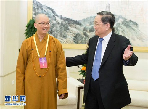 俞正声同中国佛教协会会长学诚交谈。新华社记者 黄敬文 摄