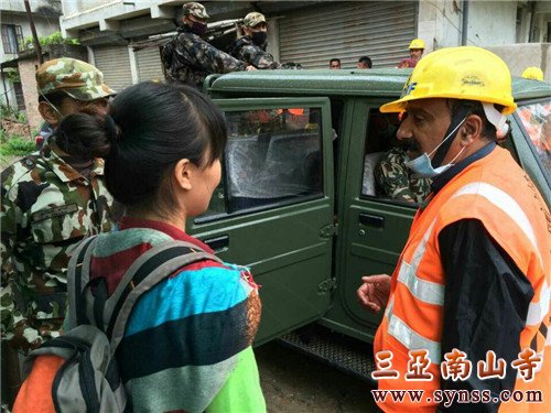 救援队伍与当地军队沟通